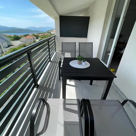 Apartment Stipe *