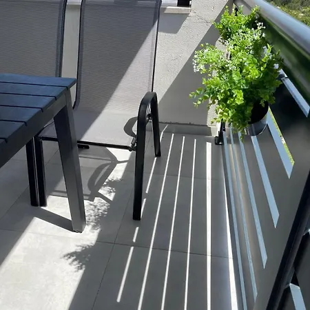 Apartment Stipe *